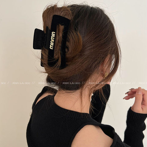 Black Flocked Triangle Label Shark Hair Claw, French Vintage Elegant Hair Clip for Women