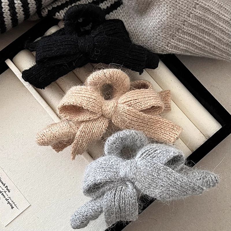 Winter Plush Knit Bow Shark Hair Claw, Elegant Hair Clip for Women
