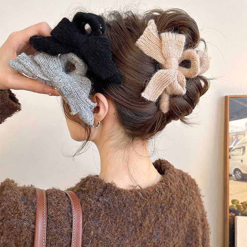 Winter Plush Knit Bow Shark Hair Claw, Elegant Hair Clip for Women