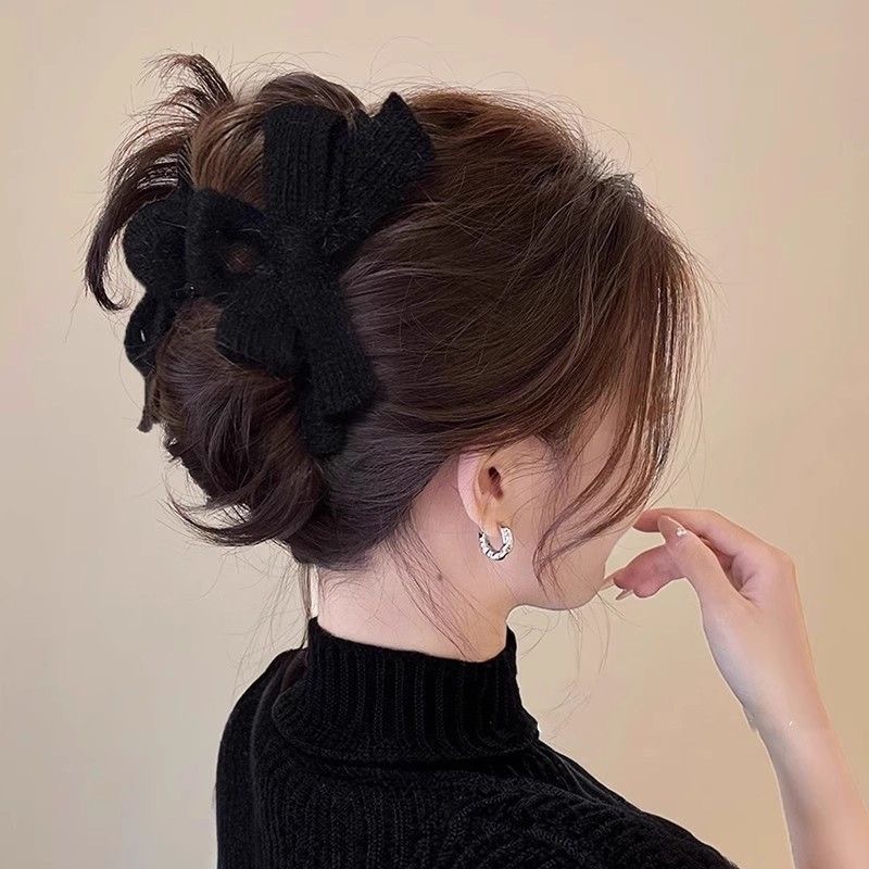 Winter Plush Knit Bow Shark Hair Claw, Elegant Hair Clip for Women
