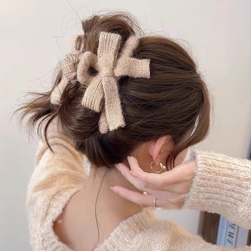 Winter Plush Knit Bow Shark Hair Claw, Elegant Hair Clip for Women