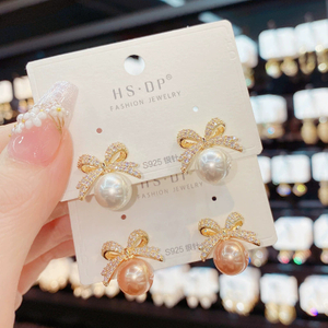 Luxurious And High-end Niche Seaweed Pearl Stud Earrings