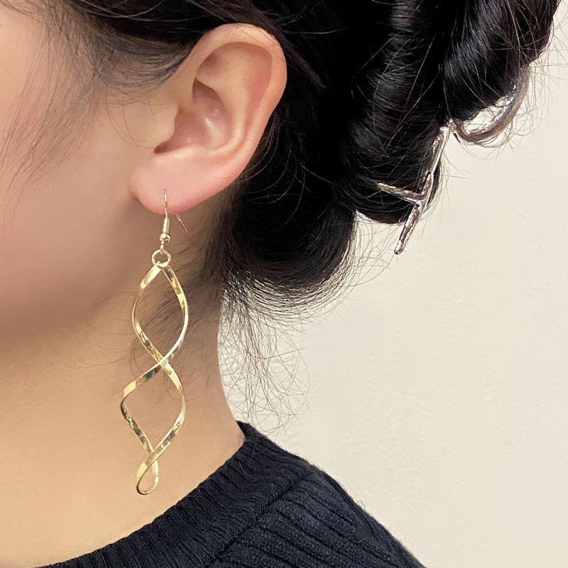 Curved Wave Stud Earrings