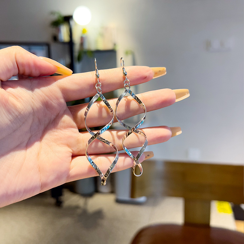 Curved Wave Stud Earrings