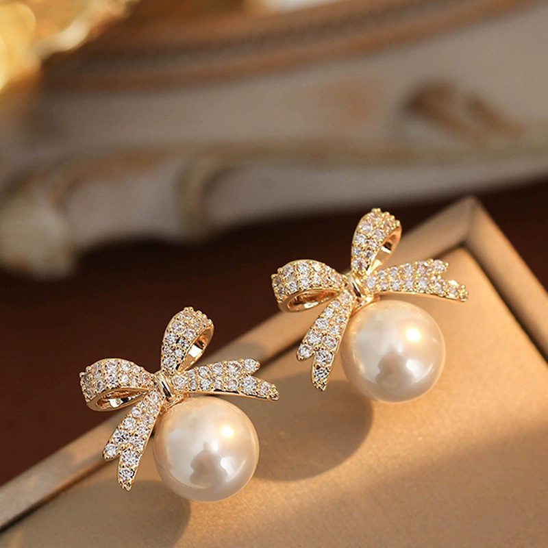 Luxurious And High-end Niche Seaweed Pearl Stud Earrings