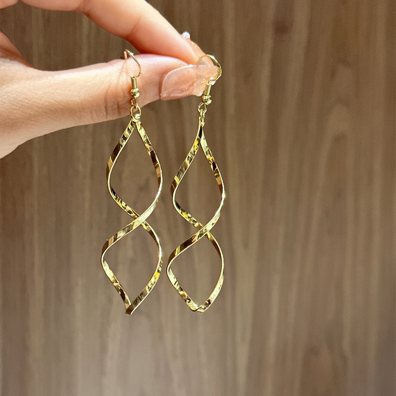 Curved Wave Stud Earrings