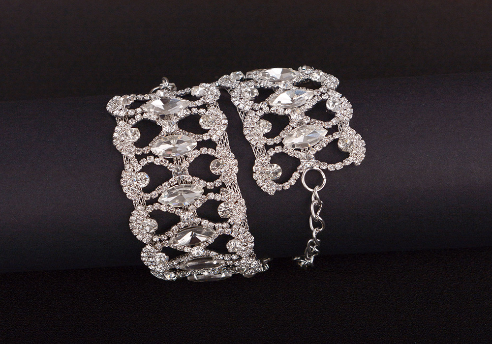 Hot Selling Diamond Studded Short Choker Necklace Keywords